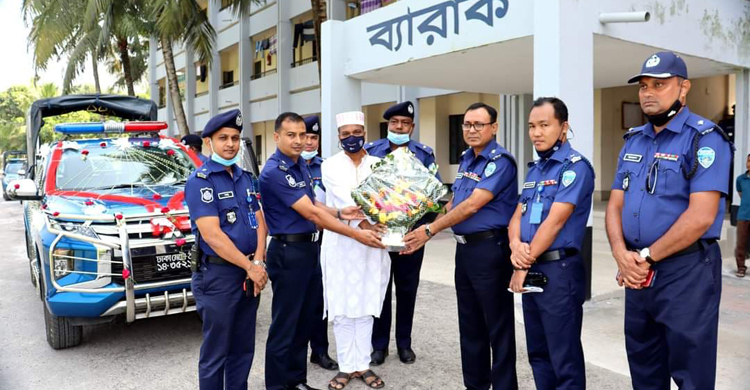 বিদায়বেলায় সুসজ্জিত গাড়িতে বাড়ি গেলেন কনস্টেবল নিজাম