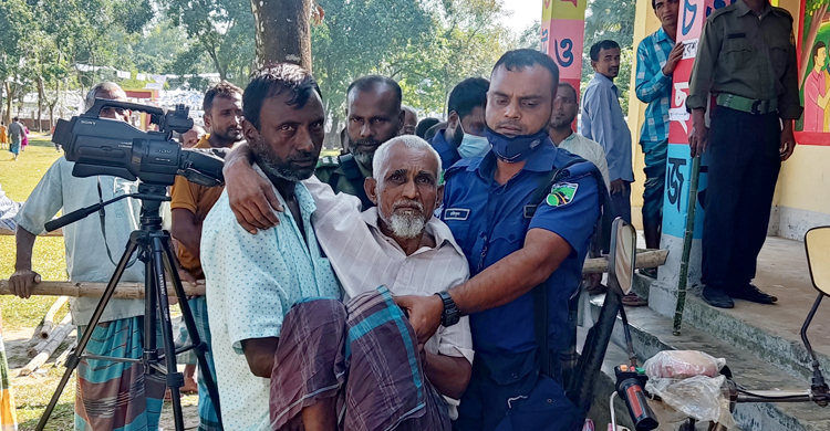 কোলে করে ভোটারকে কেন্দ্রে নিলো পুলিশ