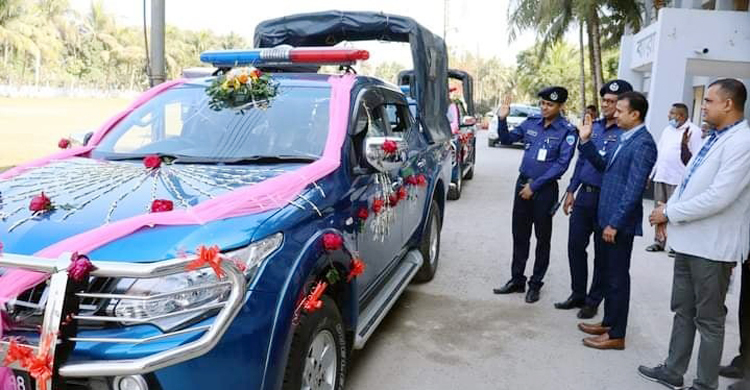 বিদায়বেলায় বুকে বুক হাতে হাত মেলালেন ওসি-এসপি