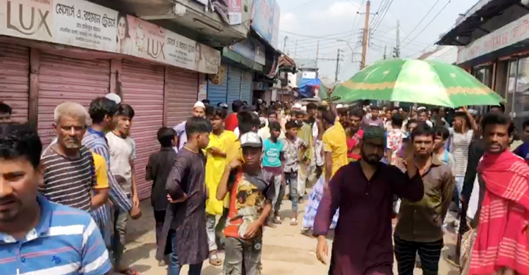 নারায়ণগঞ্জে পুলিশ কর্মকর্তাকে বিক্ষুব্ধ মুসল্লিদের মারধর