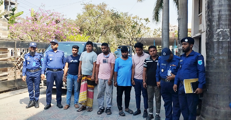 মহাসড়কে পুলিশ পরিচয়ে গরুবোঝাই ট্রাক লুট, গ্রেফতার ৬