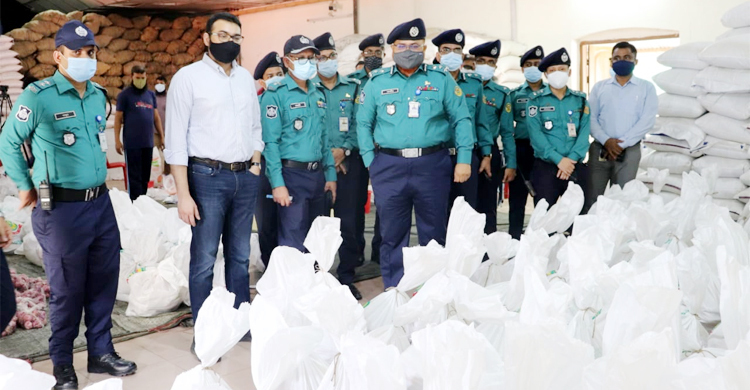 চট্টগ্রাম নগরে পুলিশের ইফতার পাচ্ছে ৫০০০ পরিবার