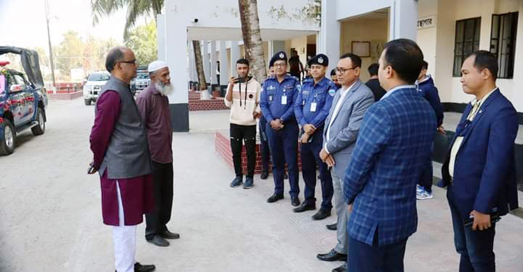 বিদায়বেলায় বুকে বুক হাতে হাত মেলালেন ওসি-এসপি