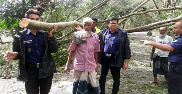 ঘূর্ণিঝড়ে ক্ষতিগ্রস্ত এলাকায় উদ্ধারকাজে সক্রিয় পুলিশ