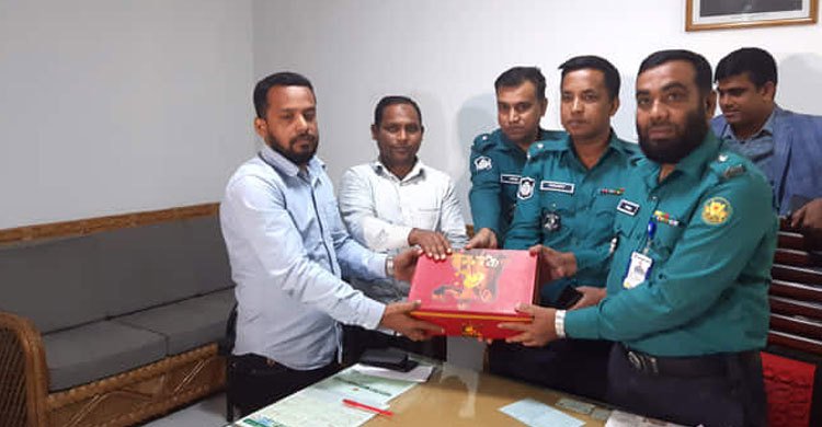 কুড়িয়ে পাওয়া ১২ লাখ টাকা ফিরিয়ে দিলেন সেন্টু