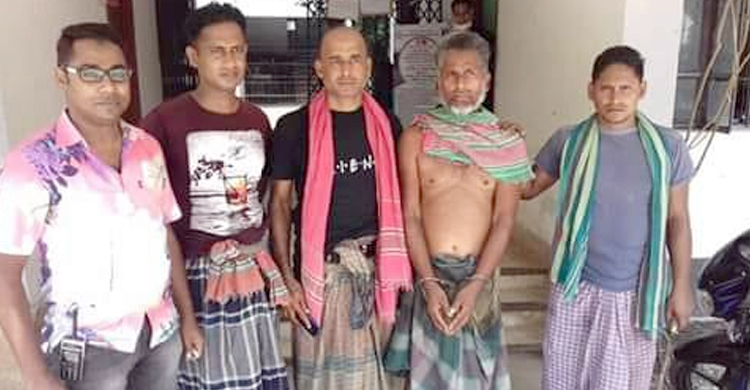 কৃষক সেজে আসামি ধরলো পুলিশ