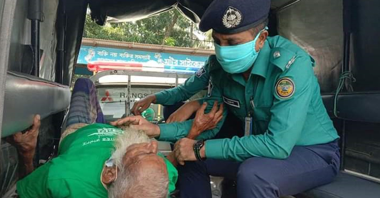 ভয়ে কাছে গেল না কেউ, অসুস্থ বৃদ্ধকে হাসপাতালে নিল পুলিশ