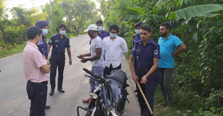 ডোপ টেস্ট করে মাদকাসক্ত ধরছে পুলিশ