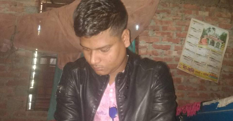 অন্যের স্ত্রীর ঘর থেকে বের হওয়ার সময় পুলিশ সদস্য আটক