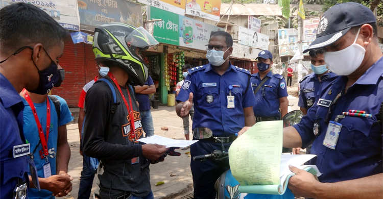 লকডাউনে রাঙ্গুনিয়ায় কঠোর অবস্থানে পুলিশ