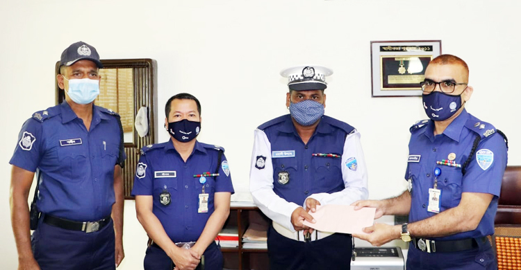 কুড়িয়ে পাওয়া টাকা মালিককে বুঝিয়ে দিয়ে পুরস্কৃত হলেন সেই কনস্টেবল