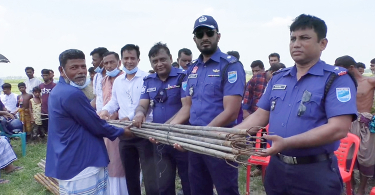বিরোধের অবসান, পুলিশের হাতে দেশীয় অস্ত্র তুলে দিল গ্রামবাসী