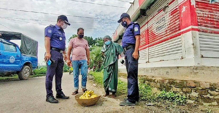 পেটের দায়ে ৪ মাইল হেঁটে কলা বিক্রি করতে যাচ্ছিলেন ৭০ বছরের রেণু