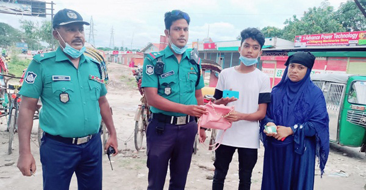 পুলিশের সহায়তায় আইফোন ও ভ্যানিটি ব্যাগ ফিরে পেলেন যাত্রী