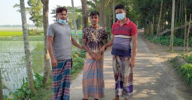 কৃষক সেজে পলাতক আসামিকে ধরলো পুলিশ