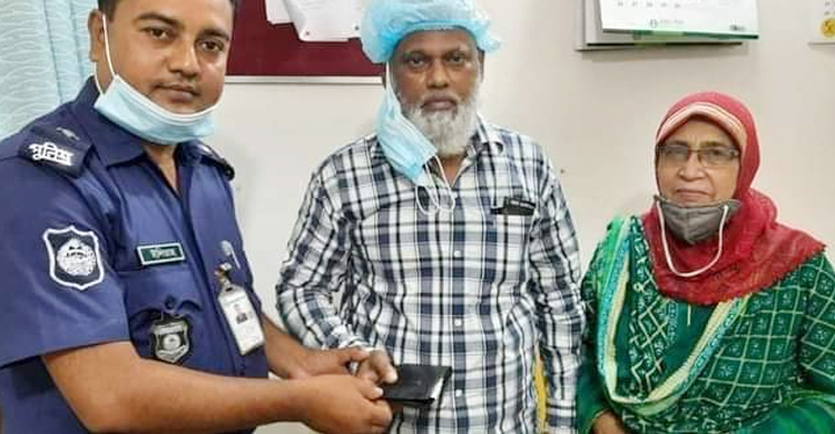 কুড়িয়ে পাওয়া মানিব্যাগ ডা. দম্পতিকে বুঝিয়ে দিলেন পুলিশ সদস্য