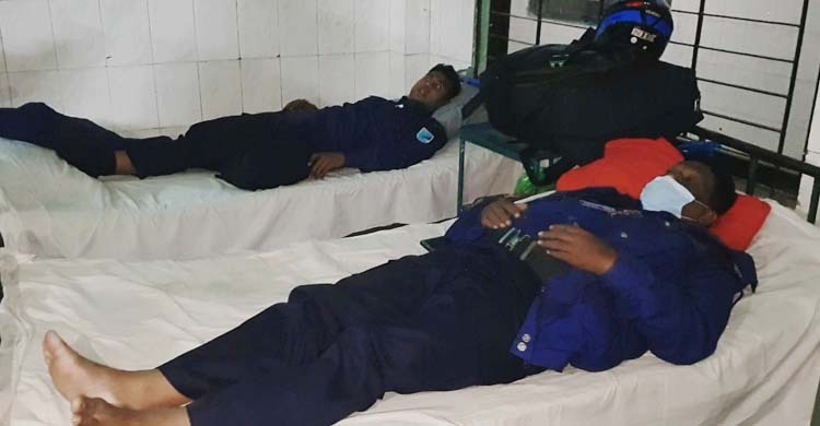 ফল ঘোষণার পর ভোটকেন্দ্রে হামলা, ৩ পুলিশ আহত