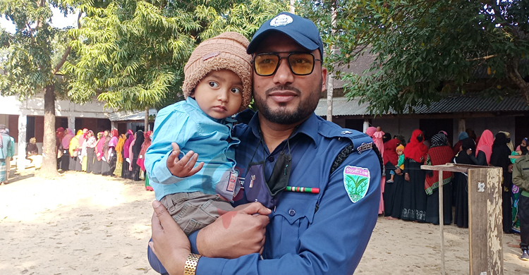 পুলিশের কাছে সন্তান রেখে ভোট দিলেন মা