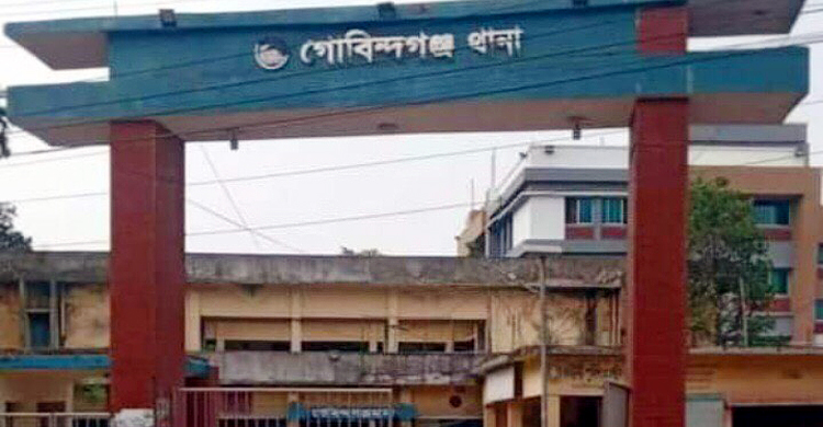 পুলিশকে ধাক্কা মেরে থানার সামনে থেকে পালালো আসামি