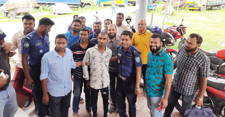 পুলিশকে ধাক্কা মেরে পালানো আসামি গ্রেফতার