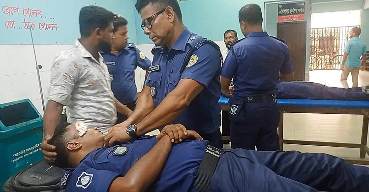 বরগুনায় পুলিশের সঙ্গে বিএনপির সংঘর্ষ, গ্রেফতার ১৩