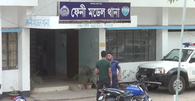 ফেনীতে দোকান কর্মচারীকে তুলে নিয়ে ছিনতাই, গ্রেফতার ৪