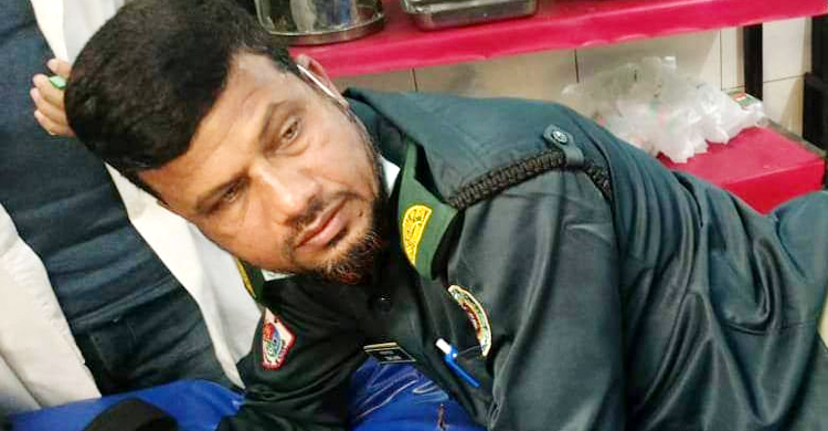 বগুড়ায় হাসপাতালের প্রিজন সেলের কারারক্ষীকে ছুরিকাঘাত