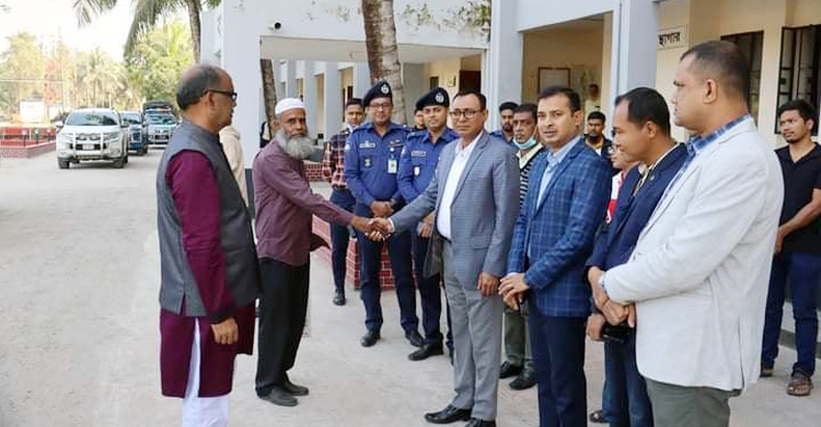 বিদায়বেলায় বুকে বুক হাতে হাত মেলালেন ওসি-এসপি