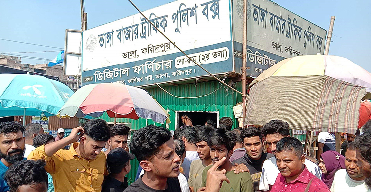 চাঁদাবাজির অভিযোগে পুলিশ সদস্যকে পিটুনি