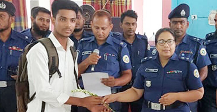 ১০০ টাকা খরচে পুলিশে চাকরি পেলেন ১৯ জন