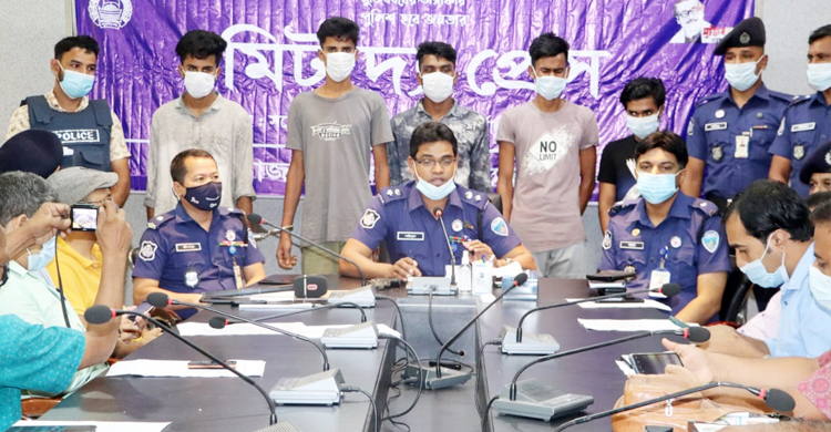 নোয়াখালীতে হত্যা মামলার ৫ আসামি অস্ত্রসহ গ্রেফতার