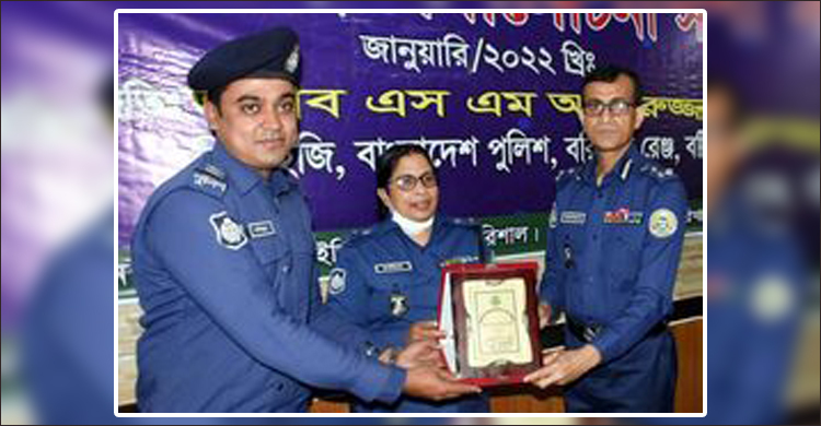 ক্লু-লেস মামলার রহস্য উদঘাটন করে শ্রেষ্ঠ হলেন এসআই মফিজ