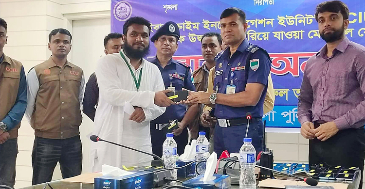হারানো ৩৫ মোবাইল ফোন উদ্ধার করে দিলো পুলিশ