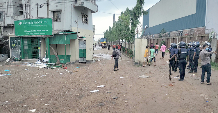 রূপগঞ্জে অগ্নিকাণ্ড : বিক্ষুব্ধ শ্রমিকদের সঙ্গে পুলিশের সংঘর্ষ