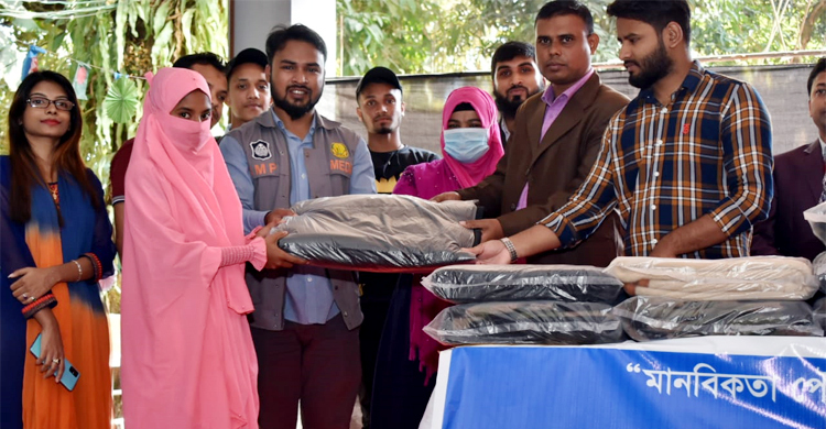 সুবিধাবঞ্চিত শিক্ষার্থীদের কম্বল দিলেন পুলিশ সদস্য