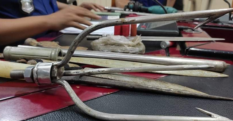 বরগুনায় ‘চিহ্নিত ডাকাতের’ বাসায় মিলল বিপুল পরিমাণ দেশীয় অস্ত্র