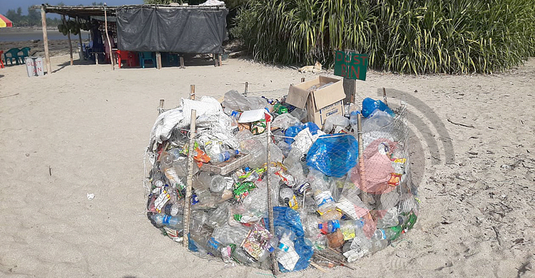 সেন্টমার্টিনে যত্রতত্র ময়লা-আবর্জনা, ভোগান্তিতে পর্যটকরা