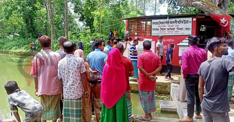 মাজারের পুকুরে ভেসে উঠলো মানুষের মাথা
