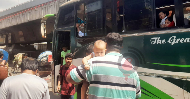 পূজা শেষে রাজধানীতে ফিরছে মানুষ