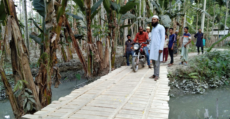 নিজের টাকায় পুল সংস্কার করে দিলেন যুবলীগ নেতা