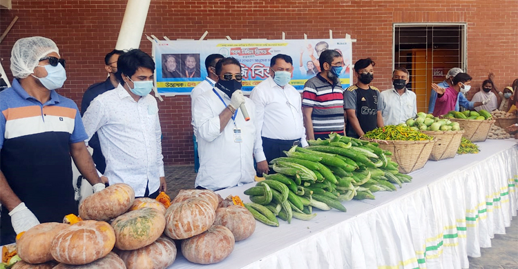 কক্সবাজারে কর্মহীনদের পাশে ‘পরশ-নিখিল ব্রিগেড’