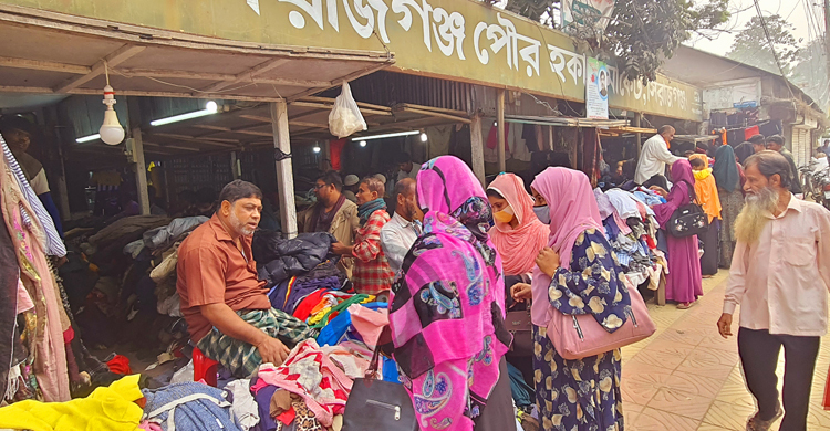 সিরাজগঞ্জে কদর বাড়ছে পুরাতন গরম কাপড়ের