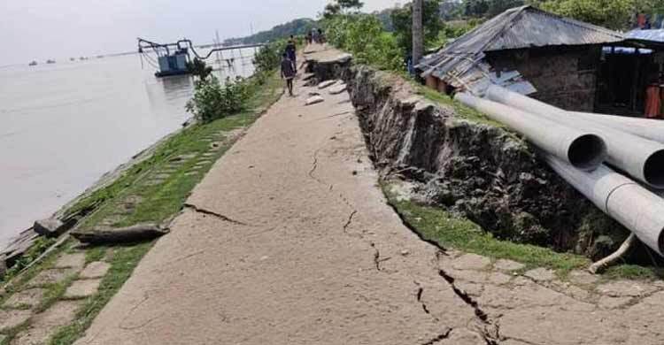বেড়িবাঁধে ভয়াবহ ফাটল, আতঙ্কে পৌরবাসী