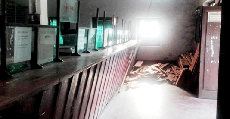 ডাকঘরে ‘ফার্নিচার কারখানা’ গড়েছেন পোস্টমাস্টার