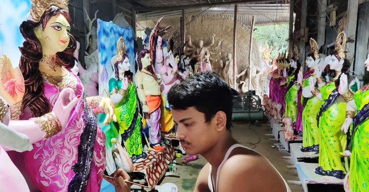 তুলির আঁচড়ে সাজছে দেবী দুর্গা