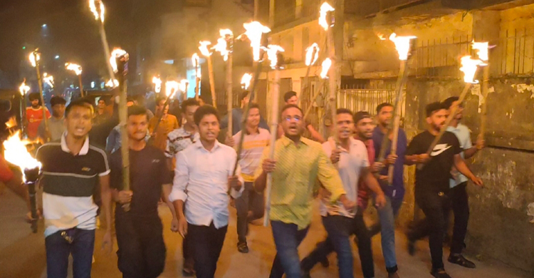 পটুয়াখালীতে ছাত্রদলের মশাল মিছিল