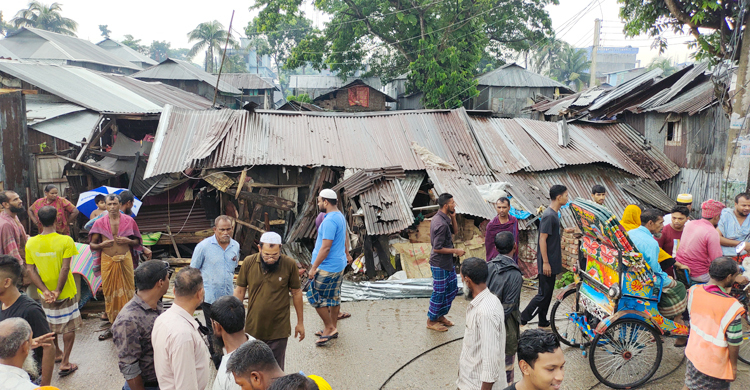 পটুয়াখালীতে হঠাৎ ঝড়ে বাবা নিহত মেয়ে আহত ।