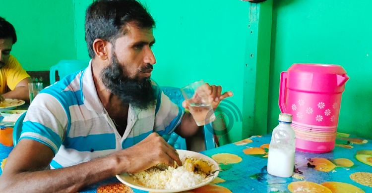 নিম্ন আয়ের মানুষের পাতে জুটছে না মাছ-মাংস