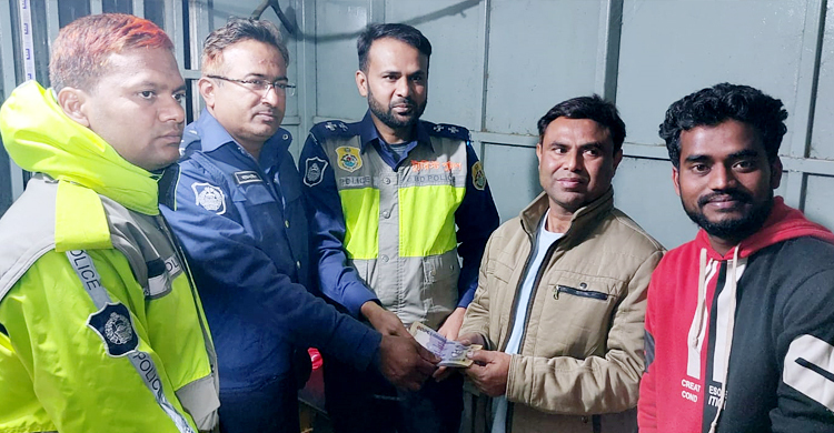 কুয়াকাটা সৈকতে কুড়িয়ে পাওয়া টাকা ফেরত দিলেন ফটোগ্রাফার