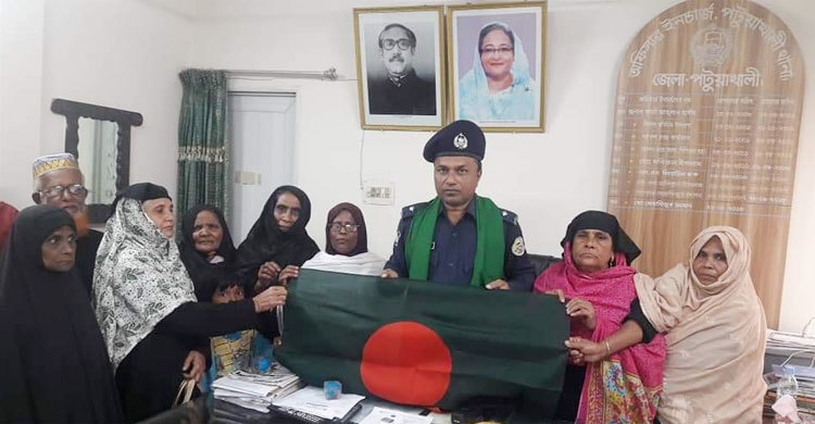 ওসিকে পতাকা উপহার দিলেন পটুয়াখালীর ৭ বীরাঙ্গনা